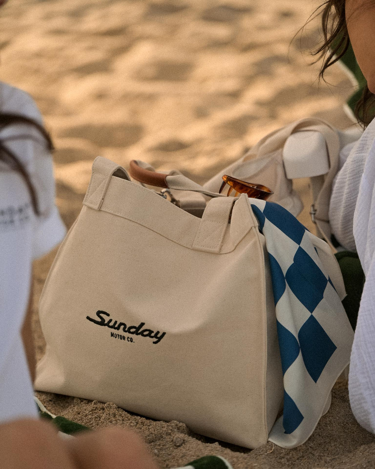 SMC-WEEKENDER-TOTE-LIFESTYLE.jpg__PID:15232ae3-5336-4dab-9b7f-504aca9049a7